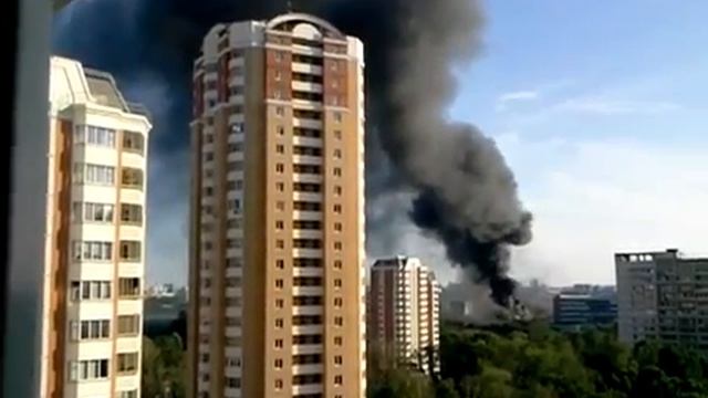 Производственно-складское здание горит в Москве
