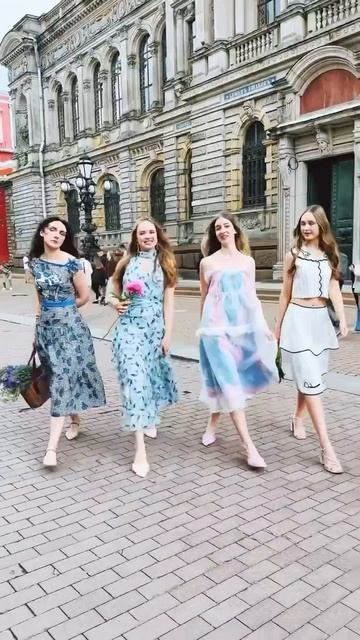 Студентка Института дизайна костюма СПбГУПТД, художник Лиза Анисимова представила новую коллекцию