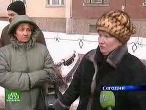 Кран упал на дом