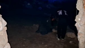 21с. Марьям и Аху в темной хижине, окруженные воем койотов...