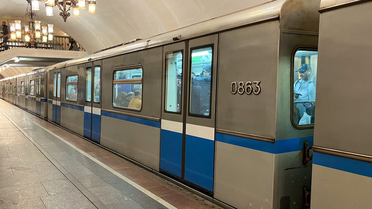Арбатско-Покровская линия. Поездка на метровагоне 81-741.4 «Русич» от Киевской до Арбатской смотреть онлайн