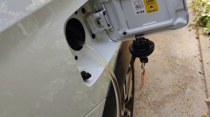 LADA VESTA SW Cross  Можно ли слить топливо через горловину бака