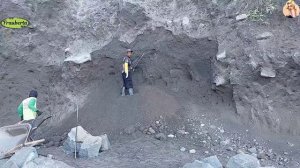 Строительство, шахтёры добывают песок в карьере