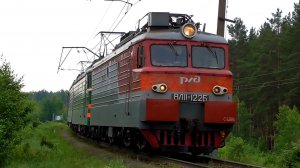 «Подмигнул». ВЛ11-122/237 Б с грузовым поездом и приветливой бригадой