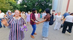 28.06.26г... Студенты из Шри-Ланки в Гомельском парке на Танцполе...