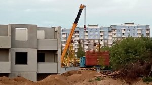Гродно,  застройка м-на Фолюш.  Работа башенного крана на строительстве жилого панельного дома. (2).