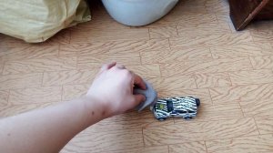 Возбуждённый слон атаковал туристический сафари джип УАЗ патриот.