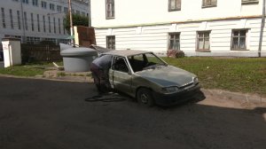 С общественных территорий Костромы эвакуируют брошенные и разукомплектованные машины