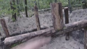строю землянку в ливень в сыром лесу , весь промок , временное укрытие из тента
