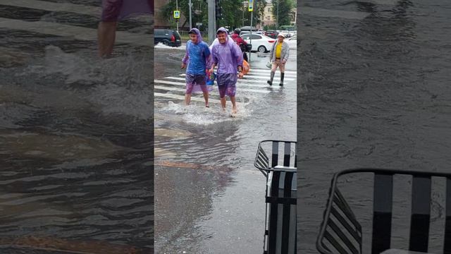 29-06-2026 г. Тюмень, ул. 50 лет октября у Столыпина, ливнёвка не работает. Потоп. Ливень. Море смотреть онлайн