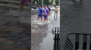 29-06-2026 г. Тюмень, ул. 50 лет октября у Столыпина, ливнёвка не работает. Потоп. Ливень. Море