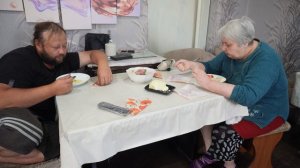 Кушаем огромные мини-чебуреки в форме вареников 5 штук и объелся