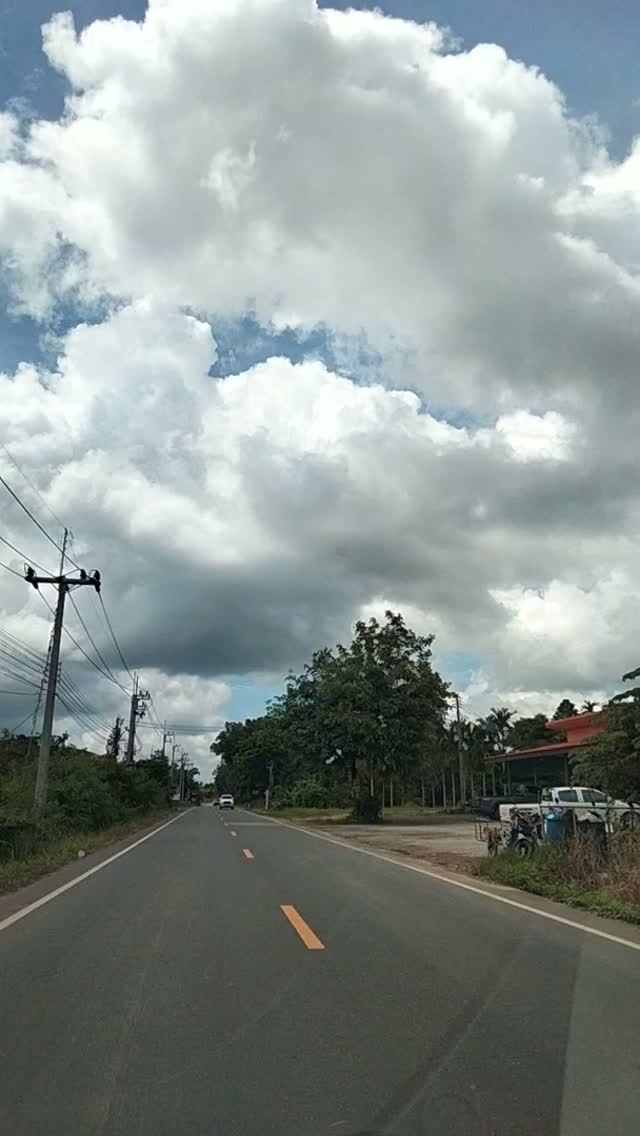 просто дорога, небо, облака.  чантабури จันทบุรี сhanthaburi . по дорогам таиланда