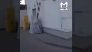 Перекупов бензина спалили на АЗС «Роснефть» в Москве. Об этом пишут СМИ.

Со слов автора видео, сотр