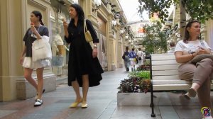 Прогулка по знаменитому ГУМу, историческому центру Москвы! Красивые витрины, нарядные девушки