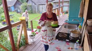ПРИГОТОВИЛА СУП ДЛЯ ЛЁШИКА, А ЛЁШИК ГОТОВИТ БАНЬКУ.