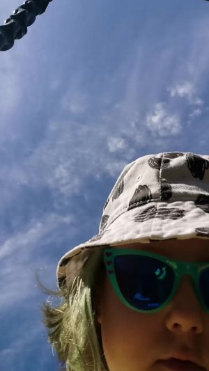 я качаюсь на качеле в лагере