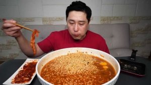 Кореец ест лапшу и кимчи. Мукбанг. Корейцы едят на камеру. Мокбанг