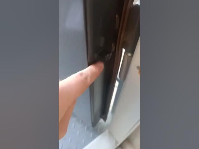 Вандалы за сутки повредили дверь нового туалета в Калининграде