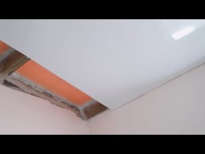 Как вставить последнюю панель в потолок из ПВХ панелей
