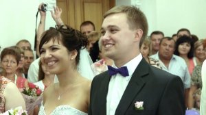 Весёлая позитивная пара на церемонии в загсе