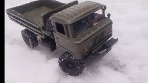 На газоне за дровами ,шишига корчик 27 сломалась.