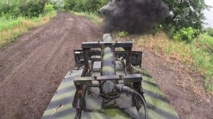 Бойцы инженерно-саперных батальонов разминируют дороги на передовой и в тылу.
