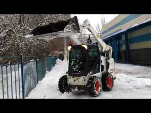 Чистка снега мини-погрузчиком Bobcat S530