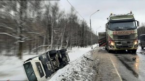 Как поднять груженый мусоровоз из глубокого кювета.