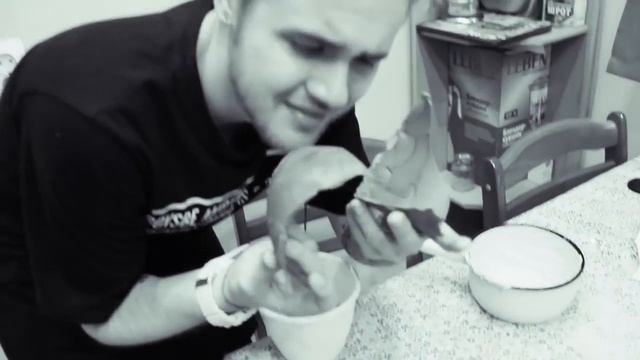 DIY   ОГРОМНЫЙ КИНДЕР СЮРПРИЗ! КАК СДЕЛАТЬ ЕГО ДОМА