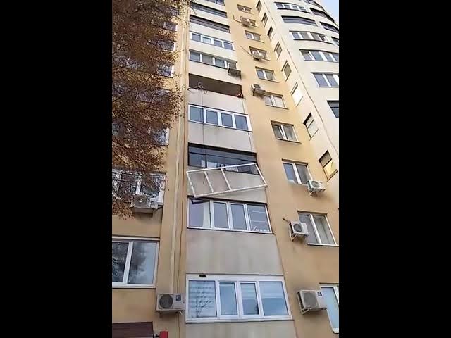 Подъем оконной конструкции верёвками смотреть онлайн