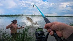 АЖ В ВОДУ ЗАБЕЖАЛ! ЭТУ РЫБАЛКУ ЖДАЛ ВСЮ ЗИМУ! ФРИКЦИОН ВИЗЖИТ, УДОЧКИ ЛЕТЯТ, РЫБЫ ТАЩАТ!