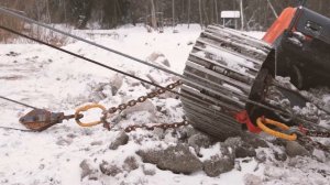 Аварийная эвакуация экскаватора изо льда Невы
