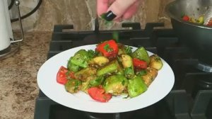 Салат из кабачков во вкусной заправке.