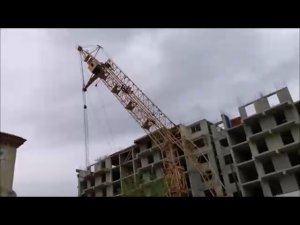 Падение башенного крана на ваших глазах.