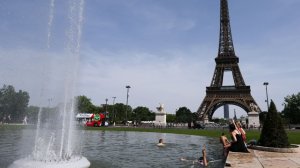 Жара в Европе: 1300 жертв, водометы на улицах и молния в Эйфелеву башню