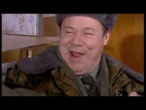 Сериал Солдаты. Шматко получает ключи от квартиры.