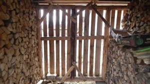 Правильная закладка дров в сарай, ряды больше не падают.