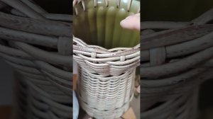 Завершение вазы из ротанга.