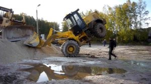 Как фронтальный погрузчик опрокинуть