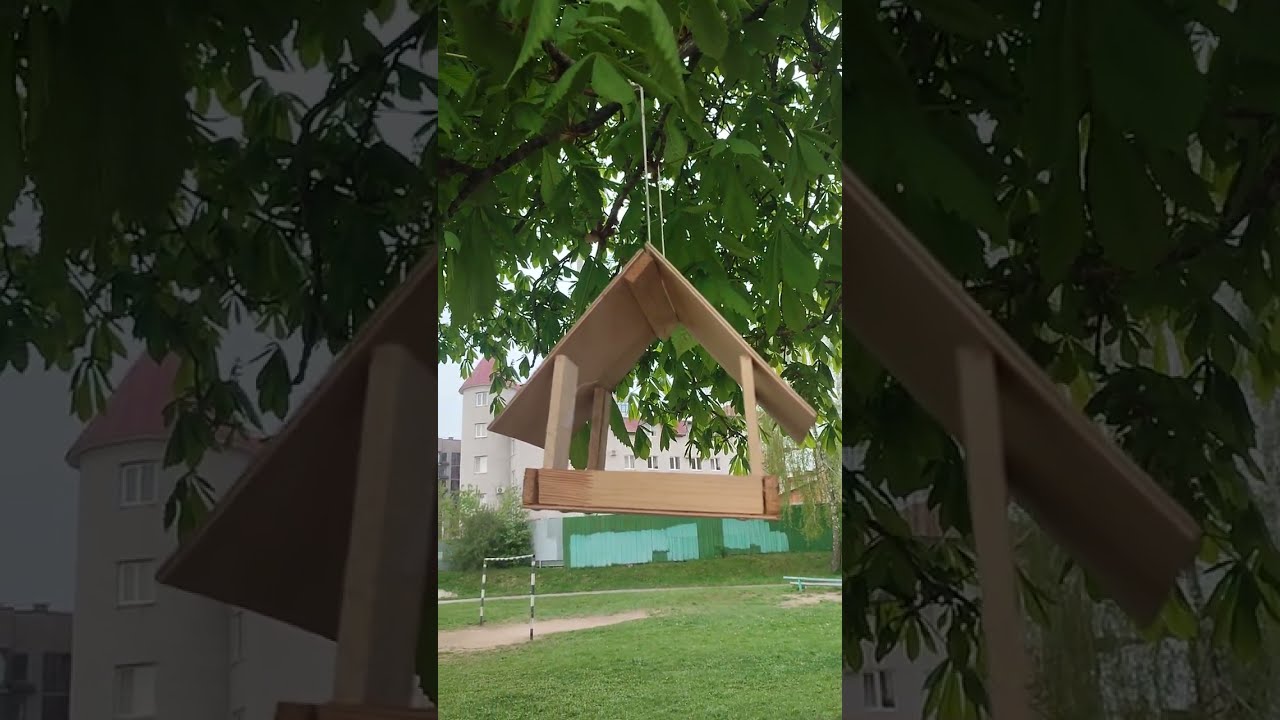 Скворечник простой с кормом внутри для птиц. A Simple Birdhouse With Food Inside For Birds.