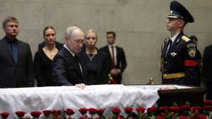 Владимир Путин посетил траурную церемонию прощания с Сергеем Ивановым в Москве