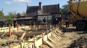 Устройство опалубки и заливка фундамента бетоном