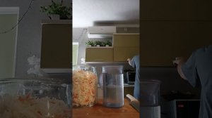 Свежие овощи уже поднадоели 😁 Засолила капусту 🥬