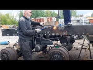 ЗАКЛЕПКИ НА РАМУ КАМАЗ. ПЕРЕНОСИМ ПОДВЕСКУ КАМАЗА НА ПОЛМЕТРА НАЗАД. УВЕЛИЧИВАЕМ БАЗУ