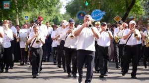 Впереди взрослая жизнь: со школой в Абакане попрощались более одной тысячи двухсот выпускников