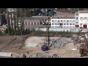 Гусеничный кран МКГ-25БР со сваебойным оборудованием (часть 1)