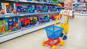 Крис и мама делают покупки в магазине игрушек.