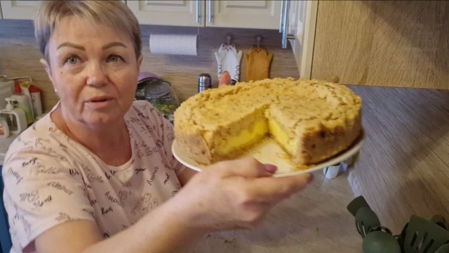 ПЕКУ "КОРОЛЕВСКУЮ ВАТРУШКУ" С ТВОРОГОМ, ЛЁШИК В ВОСТОРГЕ.