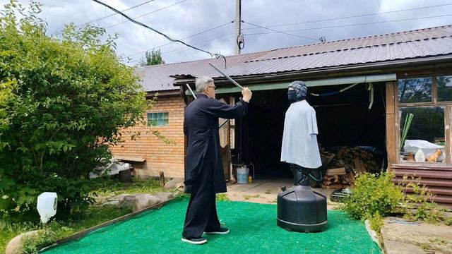 Отработка ударов на макиваре трёхсекционным цепом Сань-цзе-гунь